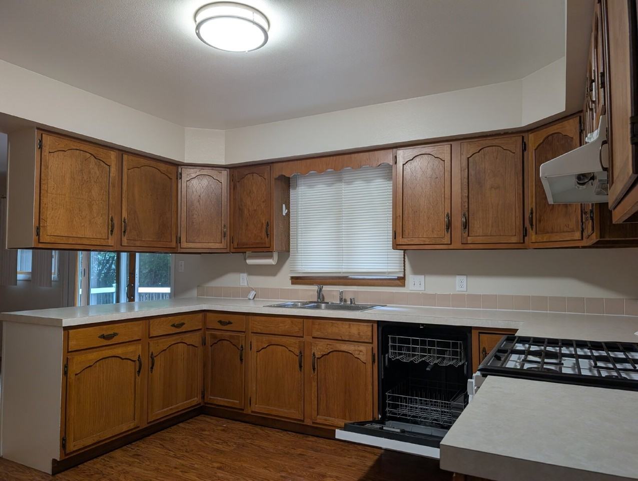 2408 S Gladys Ave - Photo 4 of 41