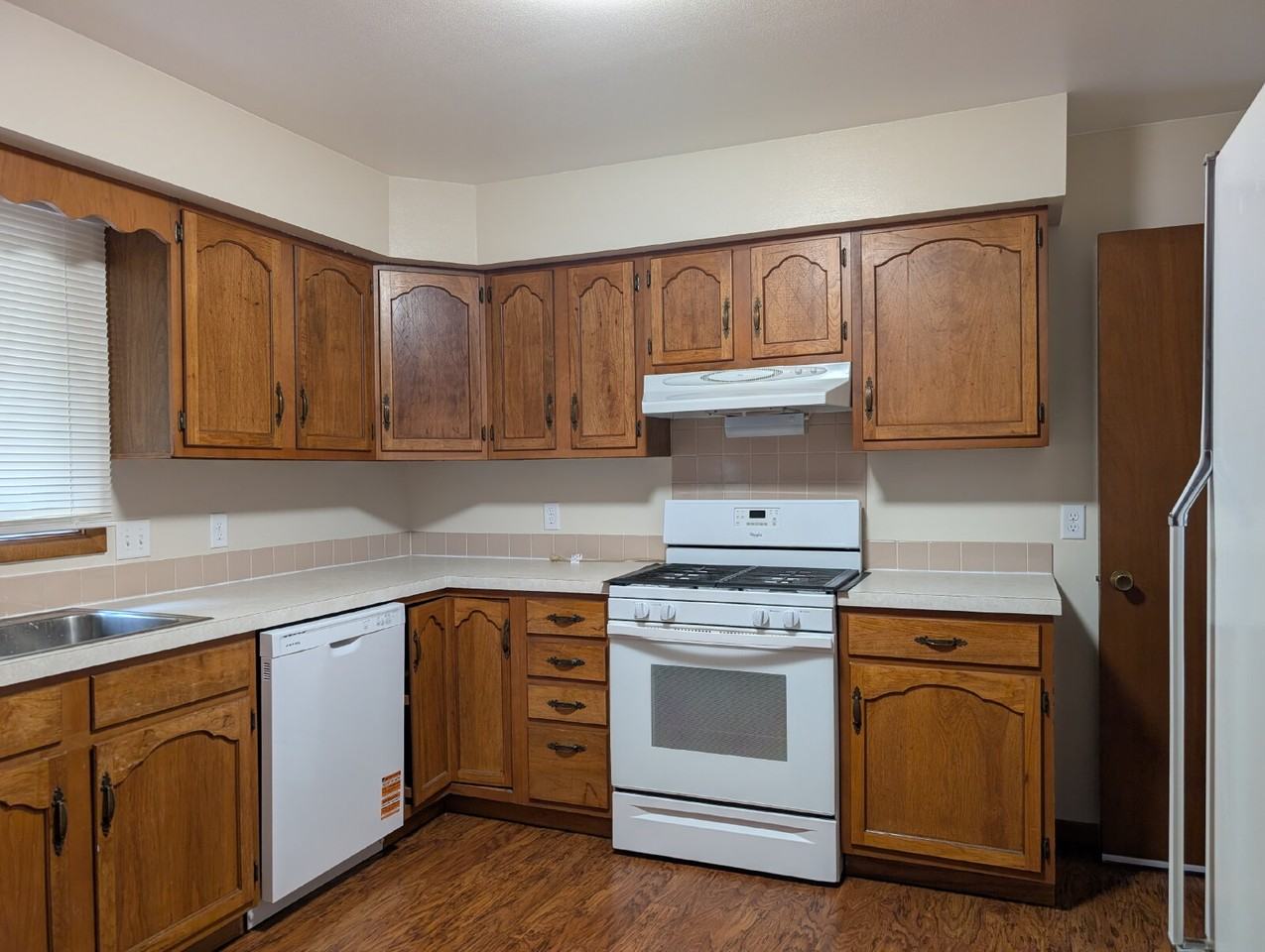 2408 S Gladys Ave - Photo 5 of 41