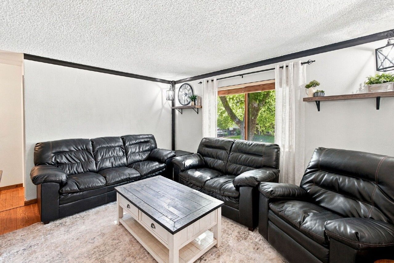 702 Squire St - Photo 3 of 39