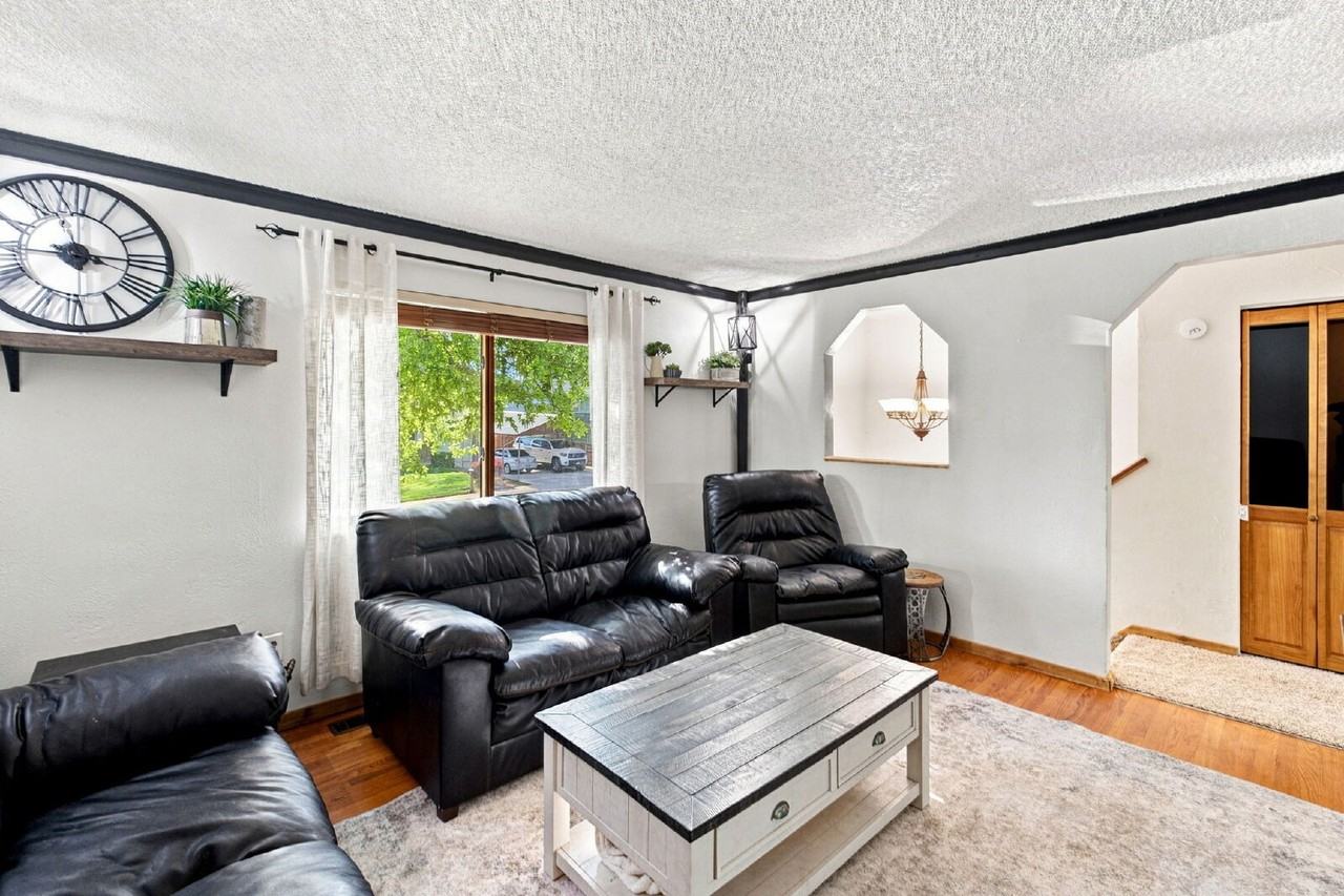 702 Squire St - Photo 4 of 39