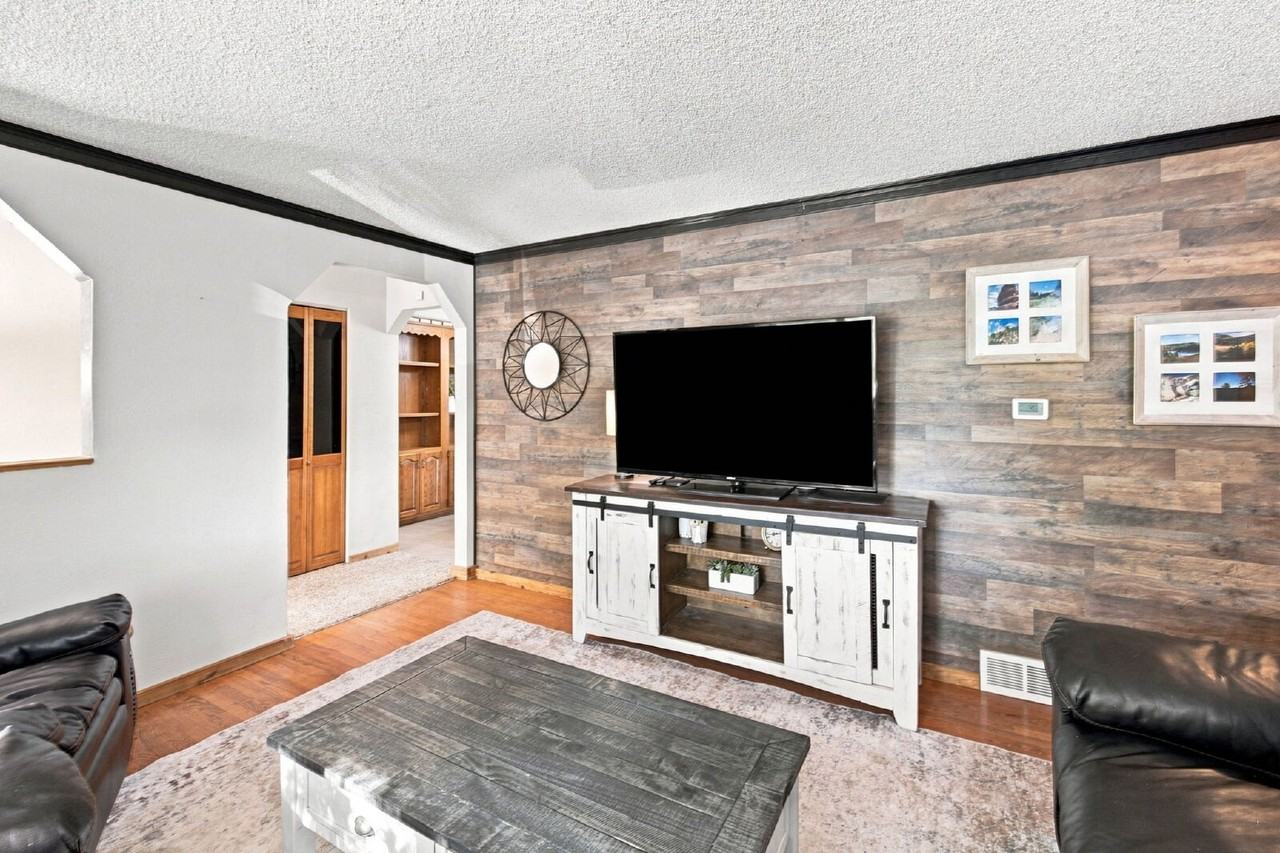 702 Squire St - Photo 5 of 39