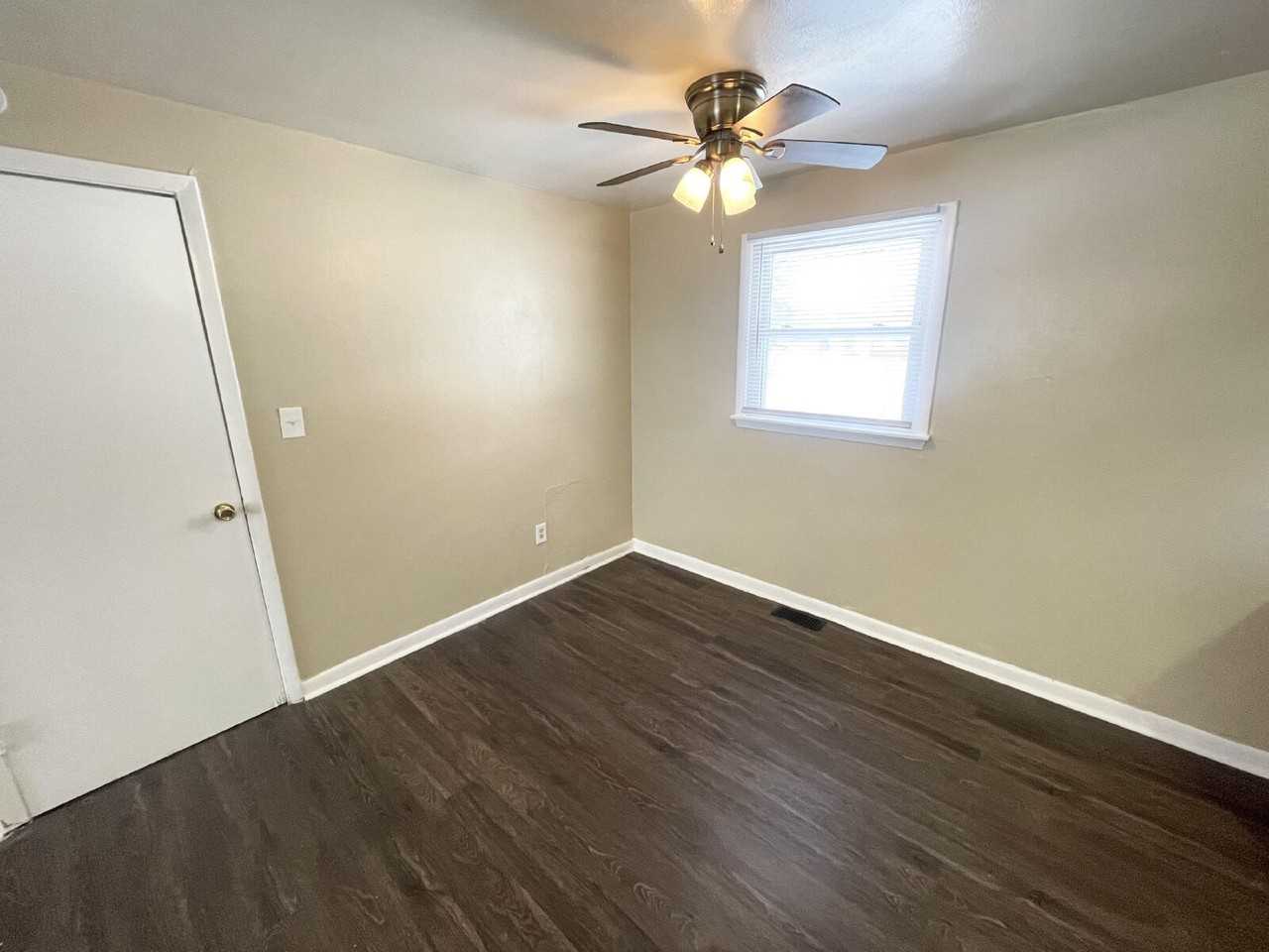 1325 W 15th St - Photo 4 of 9