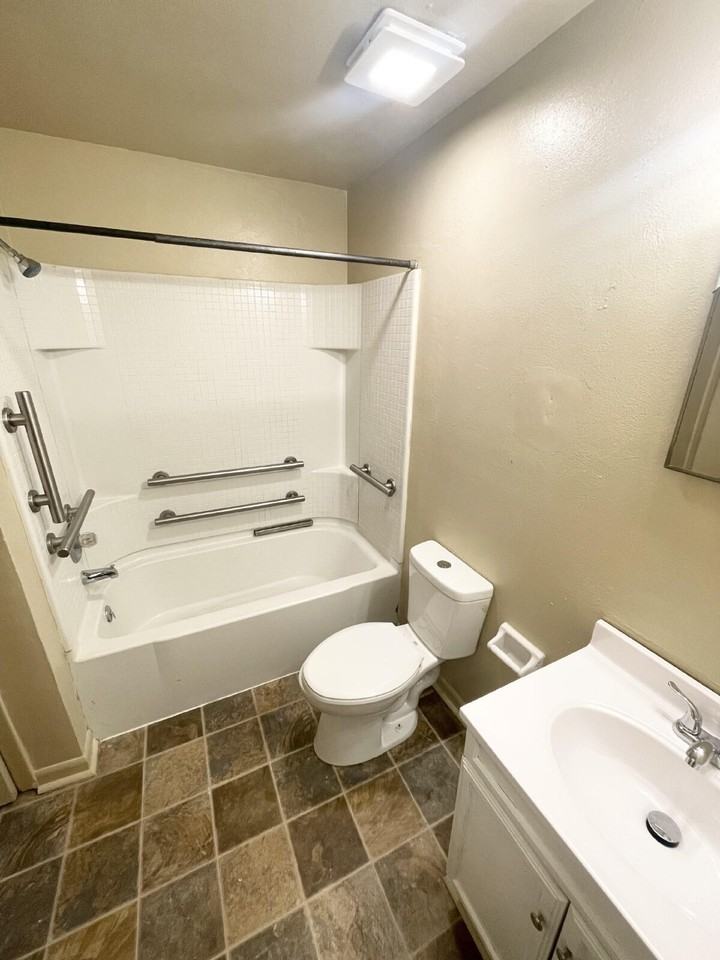 1325 W 15th St - Photo 5 of 9