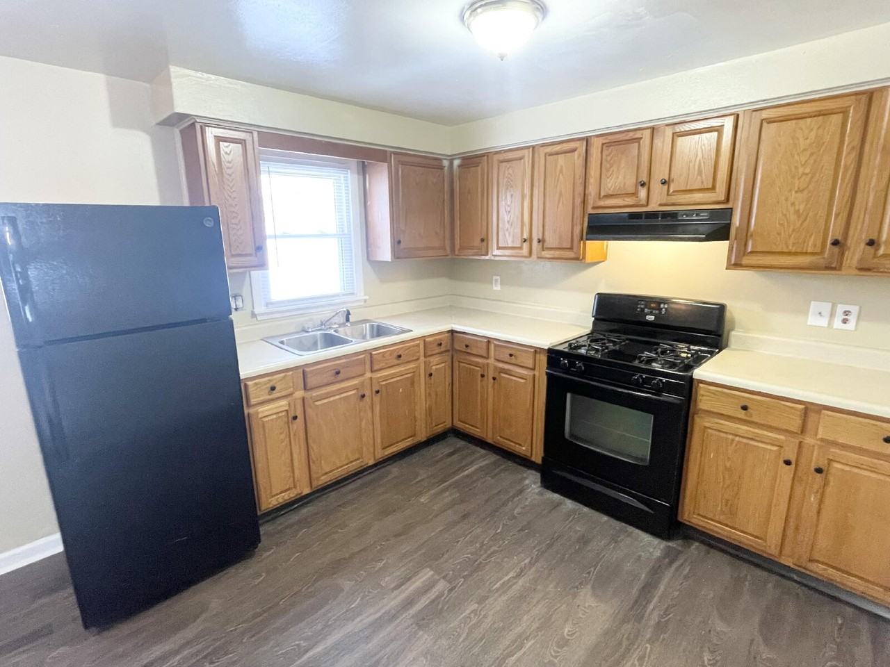 1325 W 15th St - Photo 6 of 9