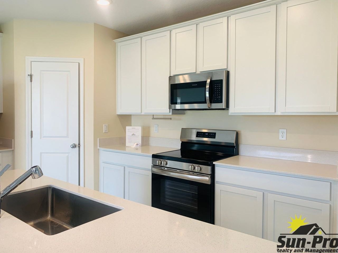 1102 Belle Isle Ln - Photo 5 of 32