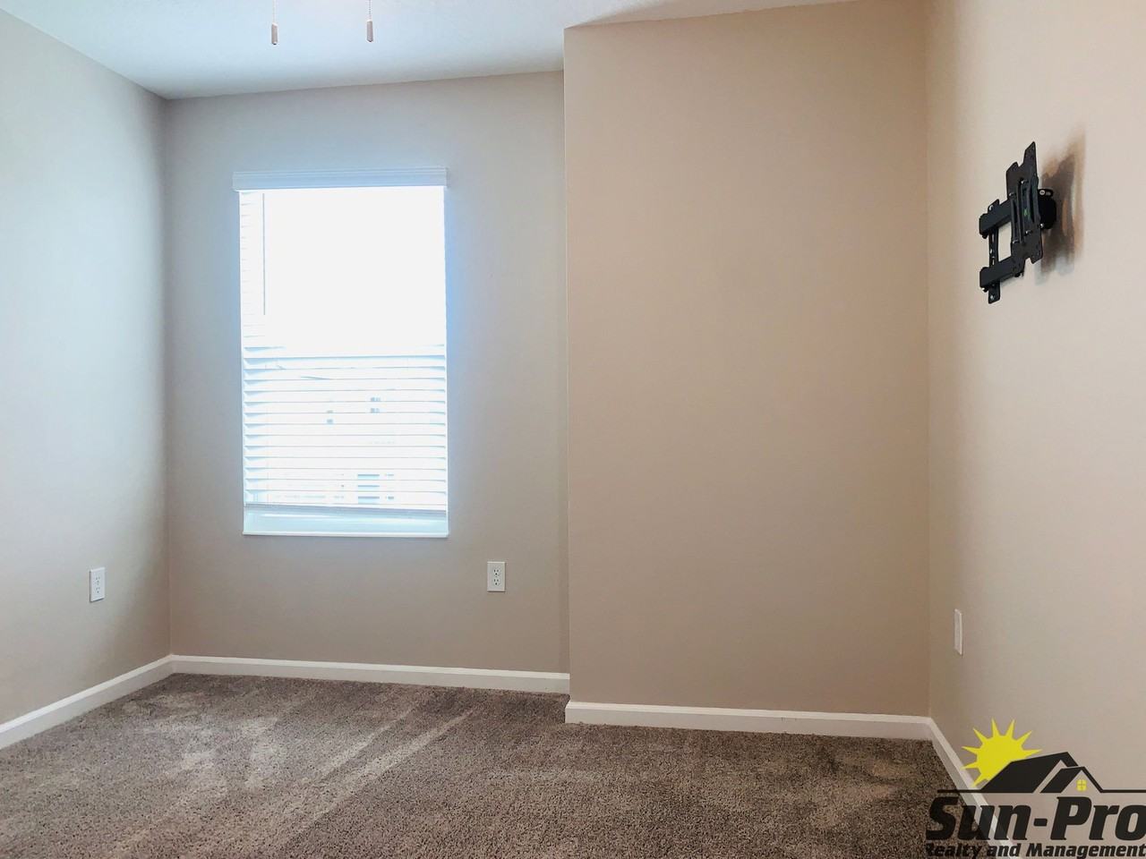 1102 Belle Isle Ln - Photo 6 of 32