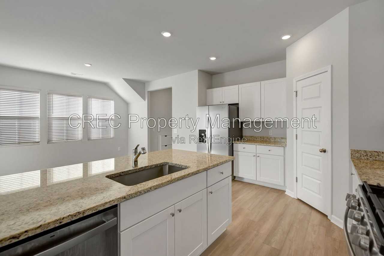 1465 Central Ave - Photo 4 of 28
