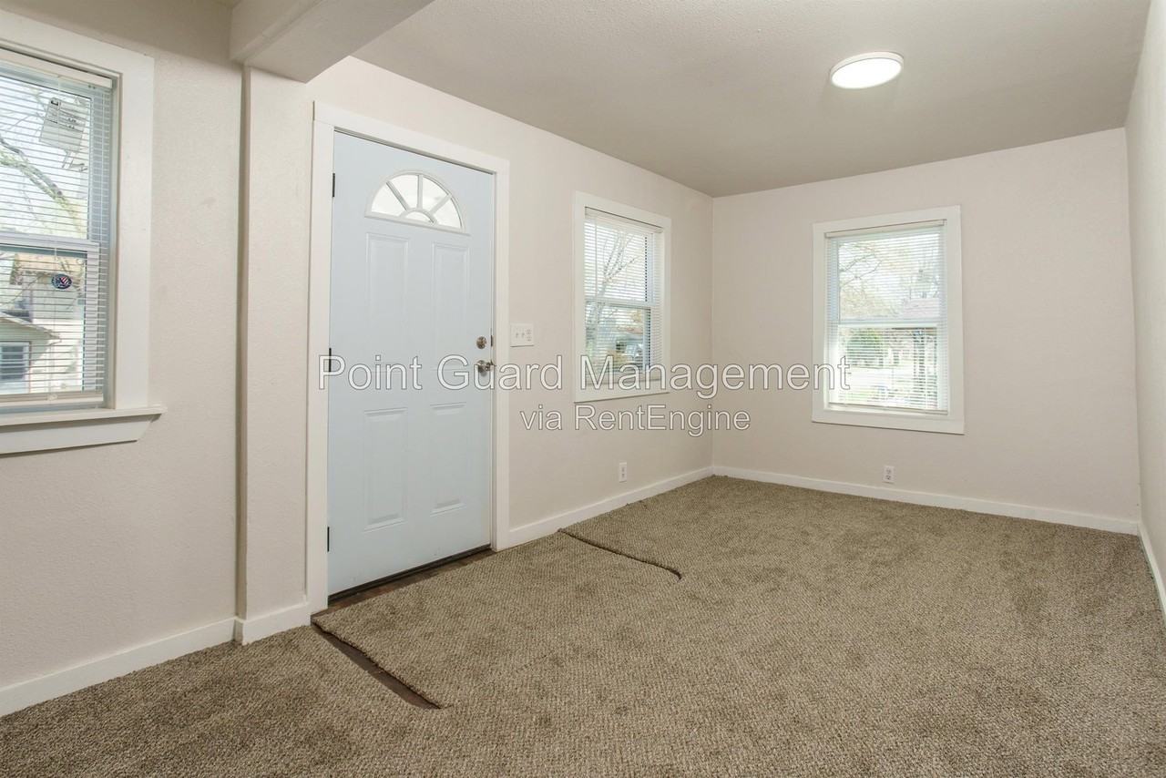 1927 S Mosley Ave - Photo 2 of 17