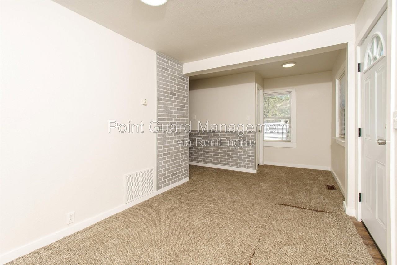 1927 S Mosley Ave - Photo 3 of 17