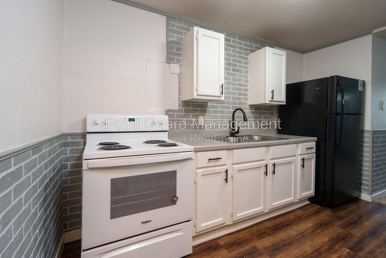 1927 S Mosley Ave - Photo 4 of 17