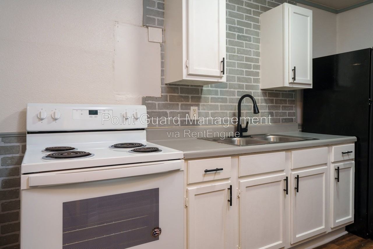 1927 S Mosley Ave - Photo 5 of 17