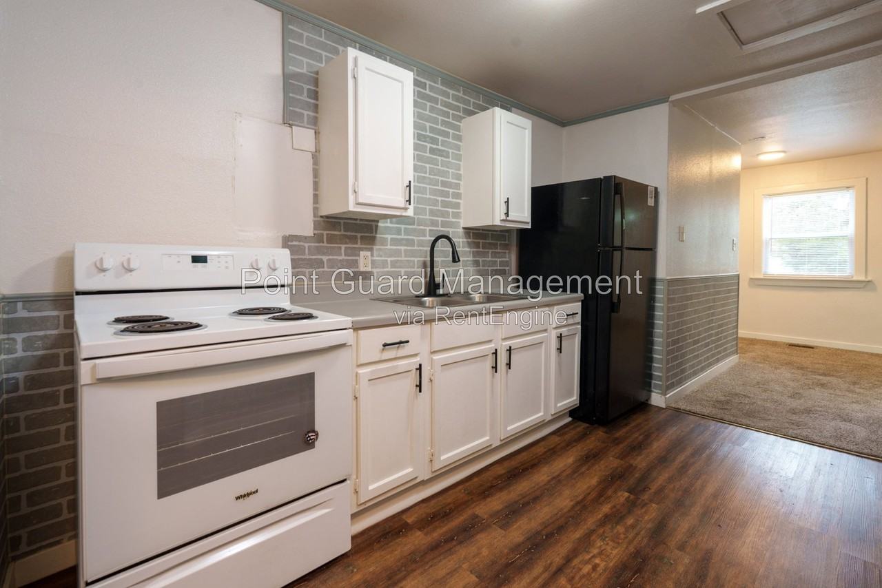 1927 S Mosley Ave - Photo 6 of 17