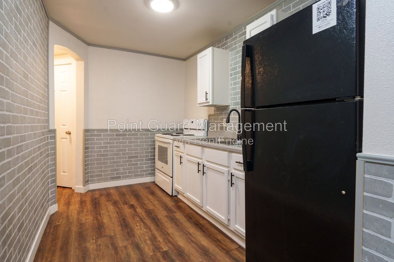 1927 S Mosley Ave - Photo 7 of 17