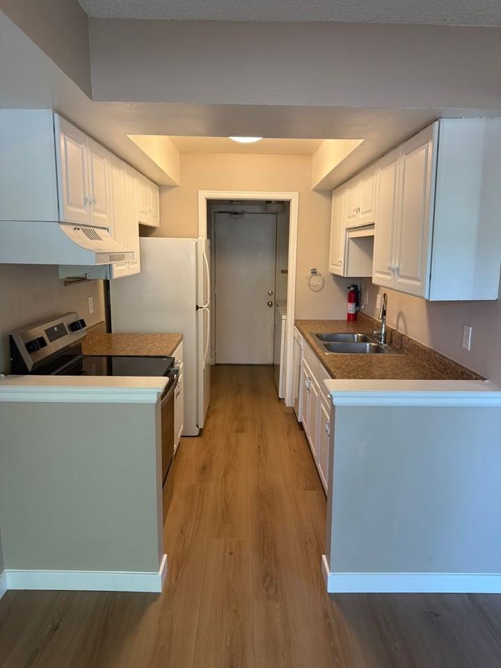 4237 Monroe Dr #B - Photo 4 of 14