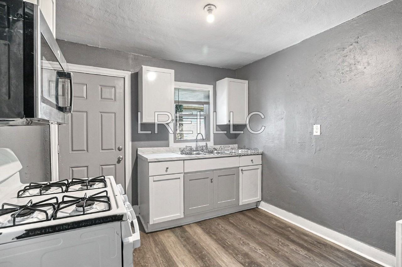3127 Southern Ave - Photo 2 of 20