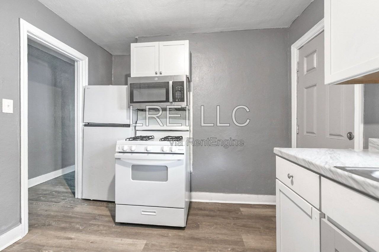 3127 Southern Ave - Photo 3 of 20