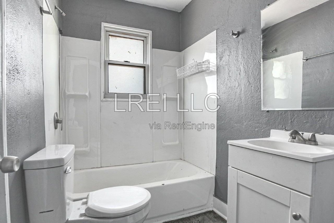 3127 Southern Ave - Photo 4 of 20