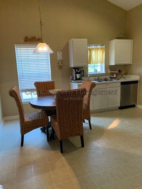 5024 Holdsworth Dr - Photo 3 of 10