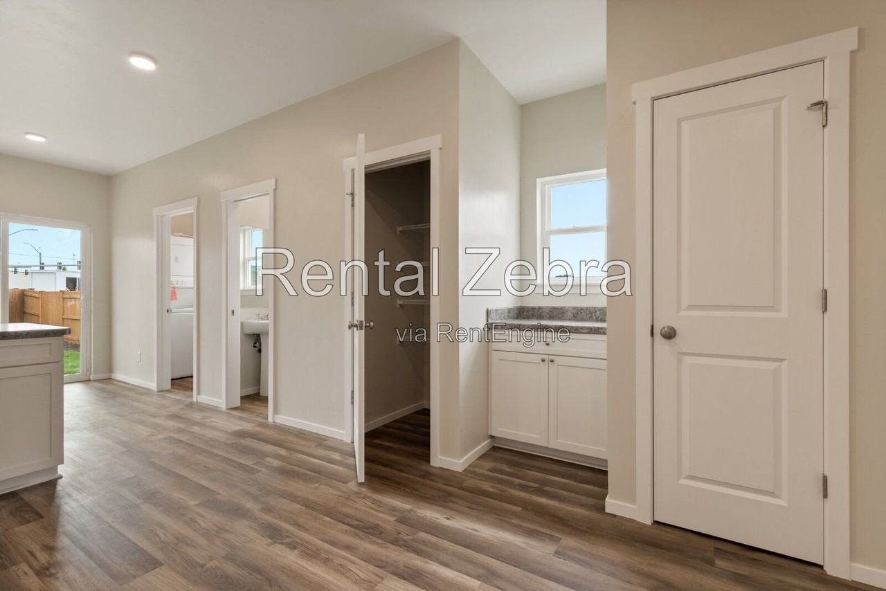 1684 Sw Salmon Ave - Photo 6 of 27