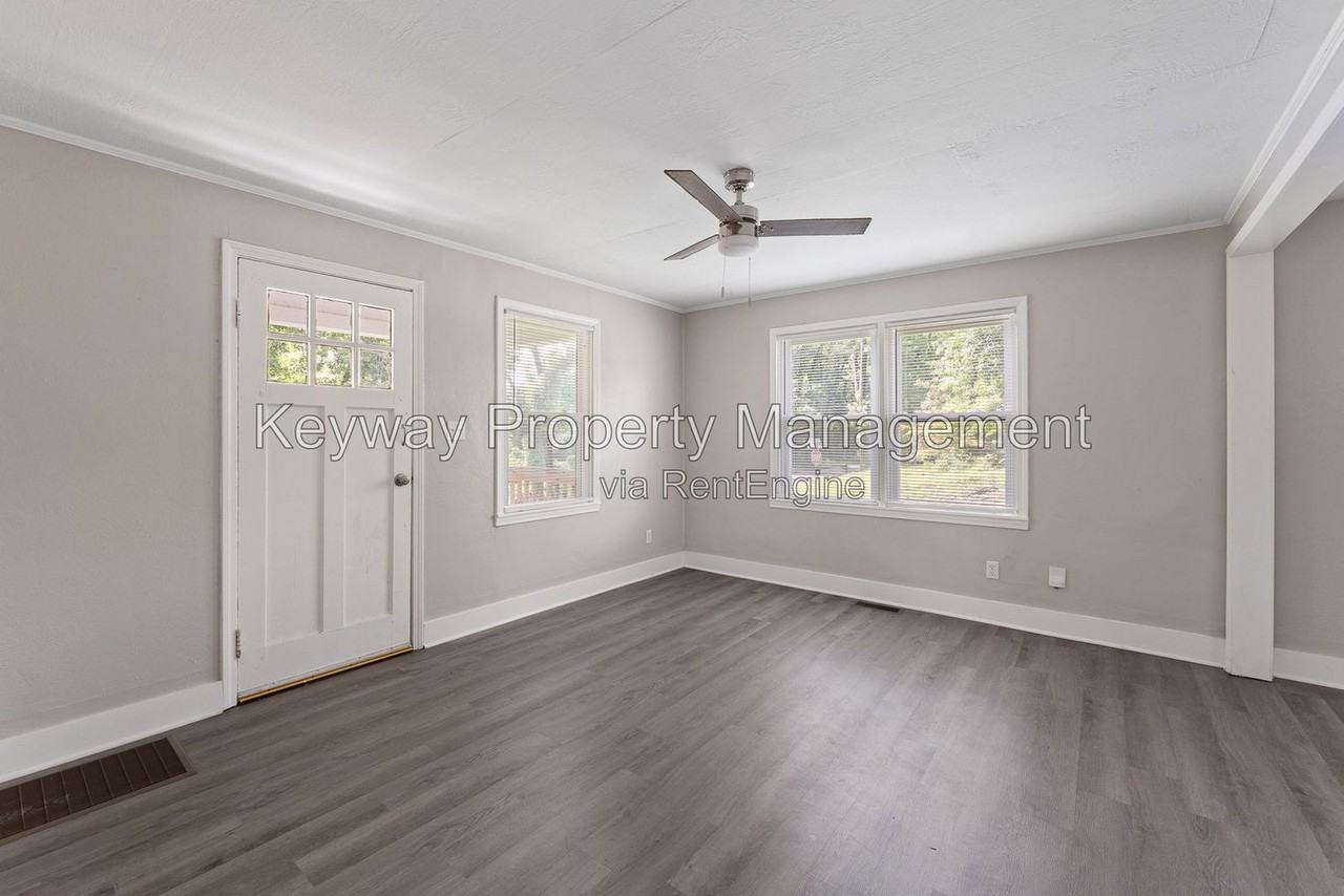 304 Crystal Lake Dr - Photo 4 of 9