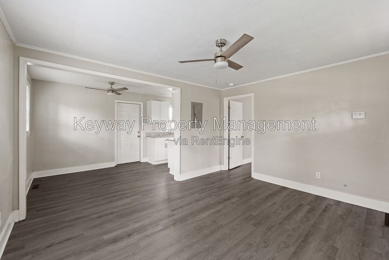 304 Crystal Lake Dr - Photo 5 of 9