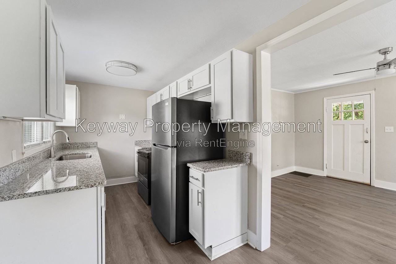 304 Crystal Lake Dr - Photo 6 of 9