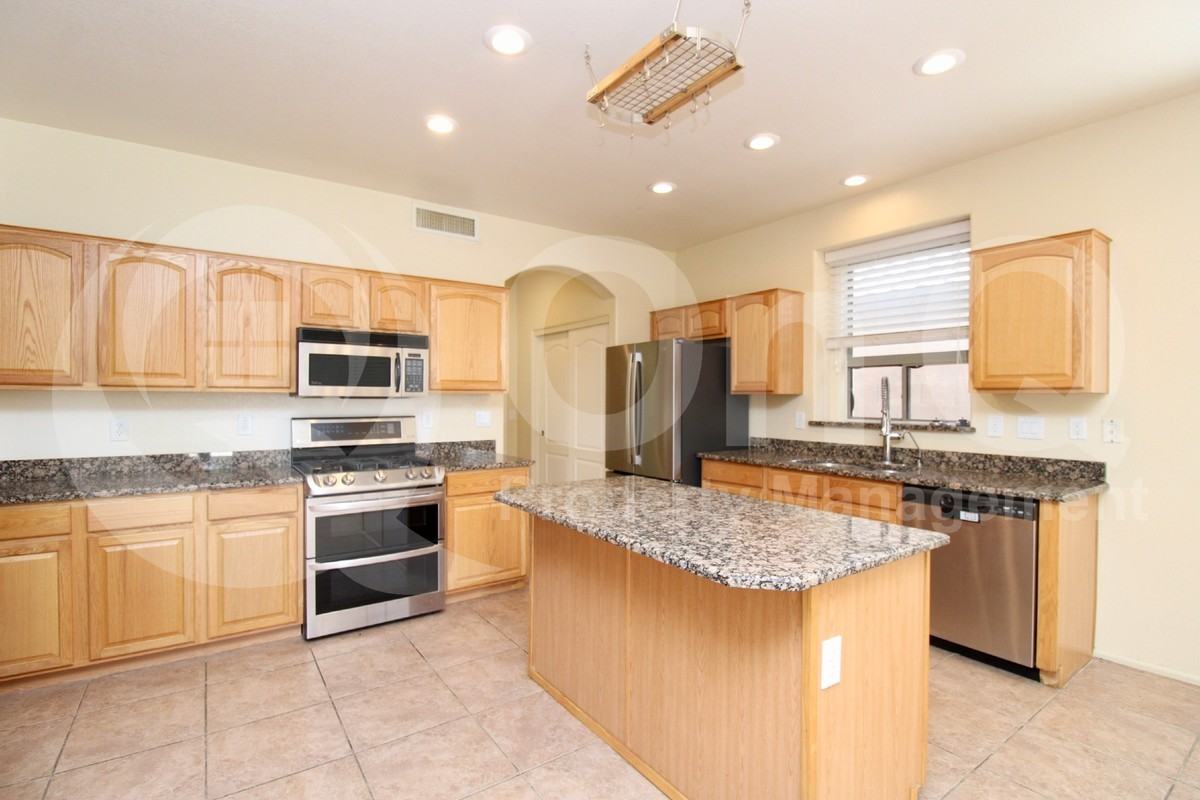 226 E Clairidge Dr - Photo 2 of 26