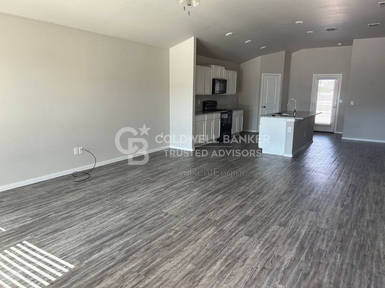 2122 N Texas Ave - Photo 2 of 8