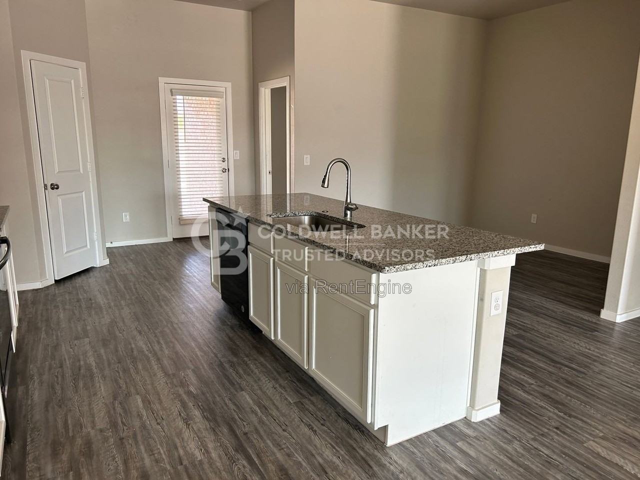 2122 N Texas Ave - Photo 3 of 8
