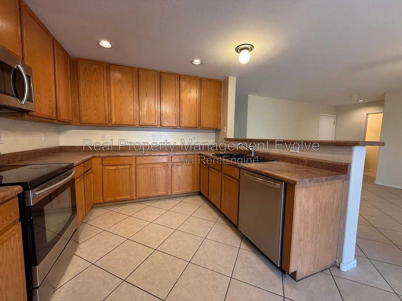 25824 W Burgess Ln - Photo 6 of 36
