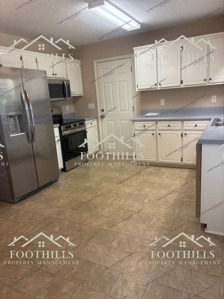 107 Ashton Ln - Photo 3 of 13
