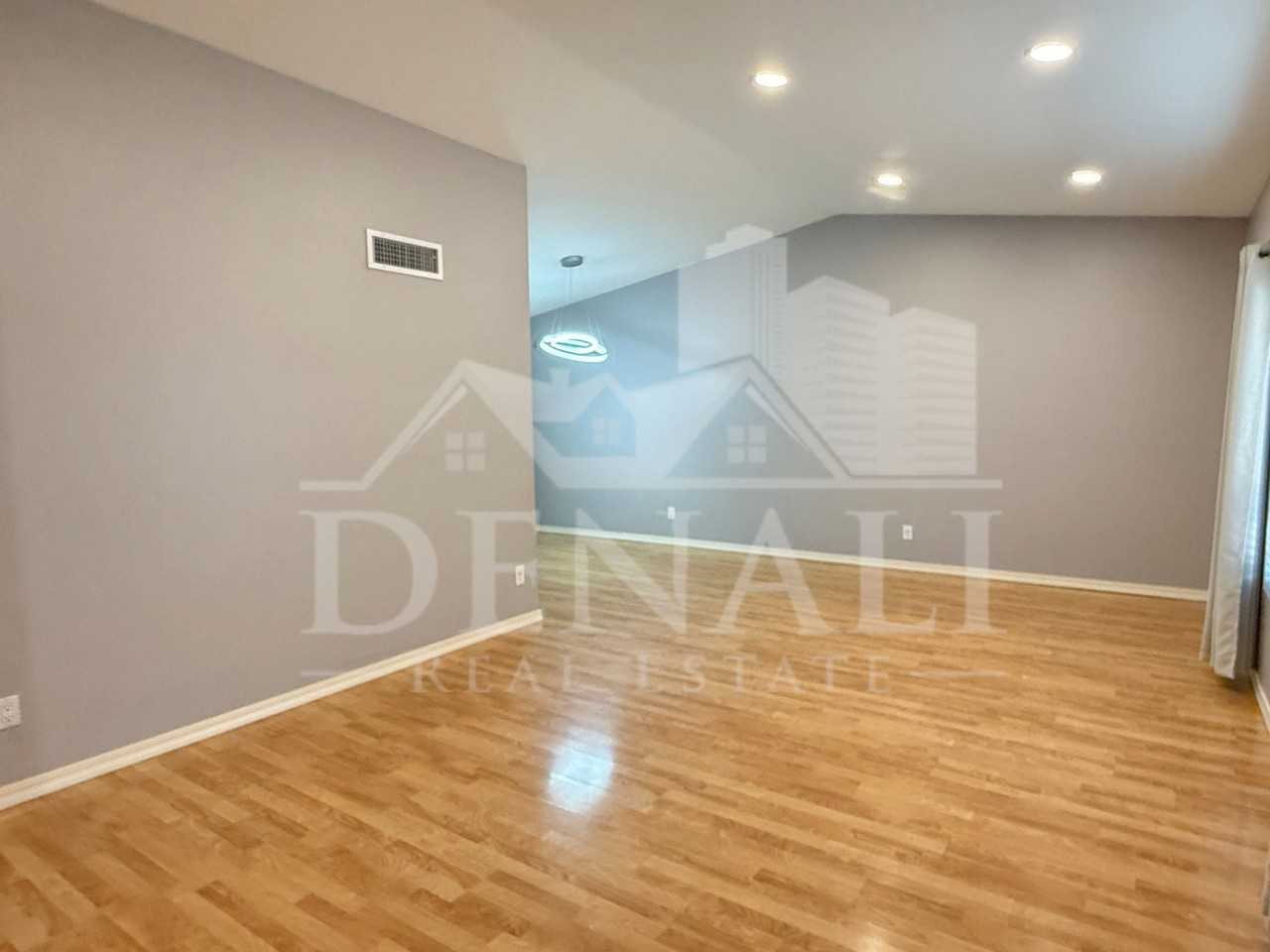 811 E Chilton Dr - Photo 3 of 39