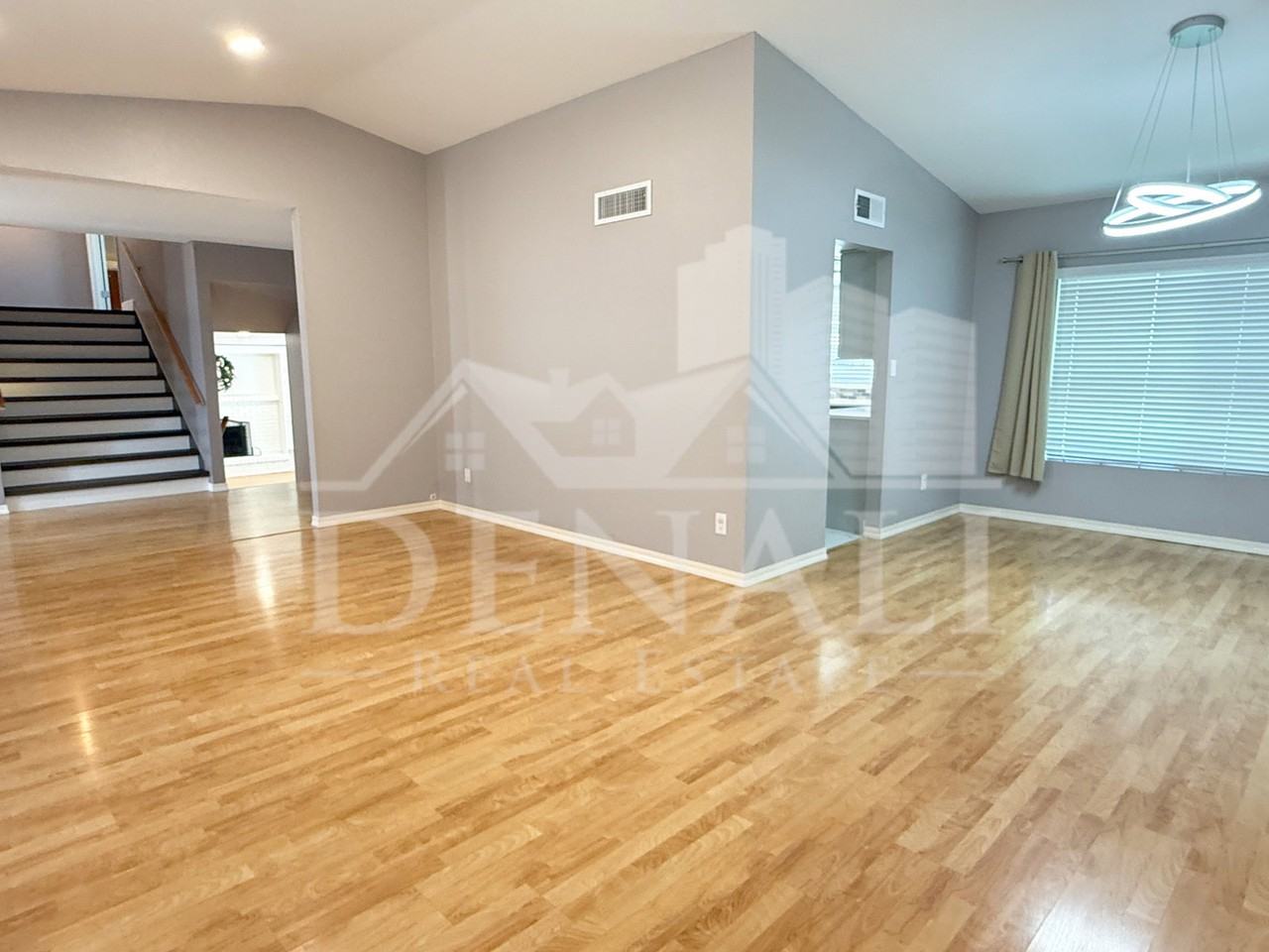 811 E Chilton Dr - Photo 5 of 39
