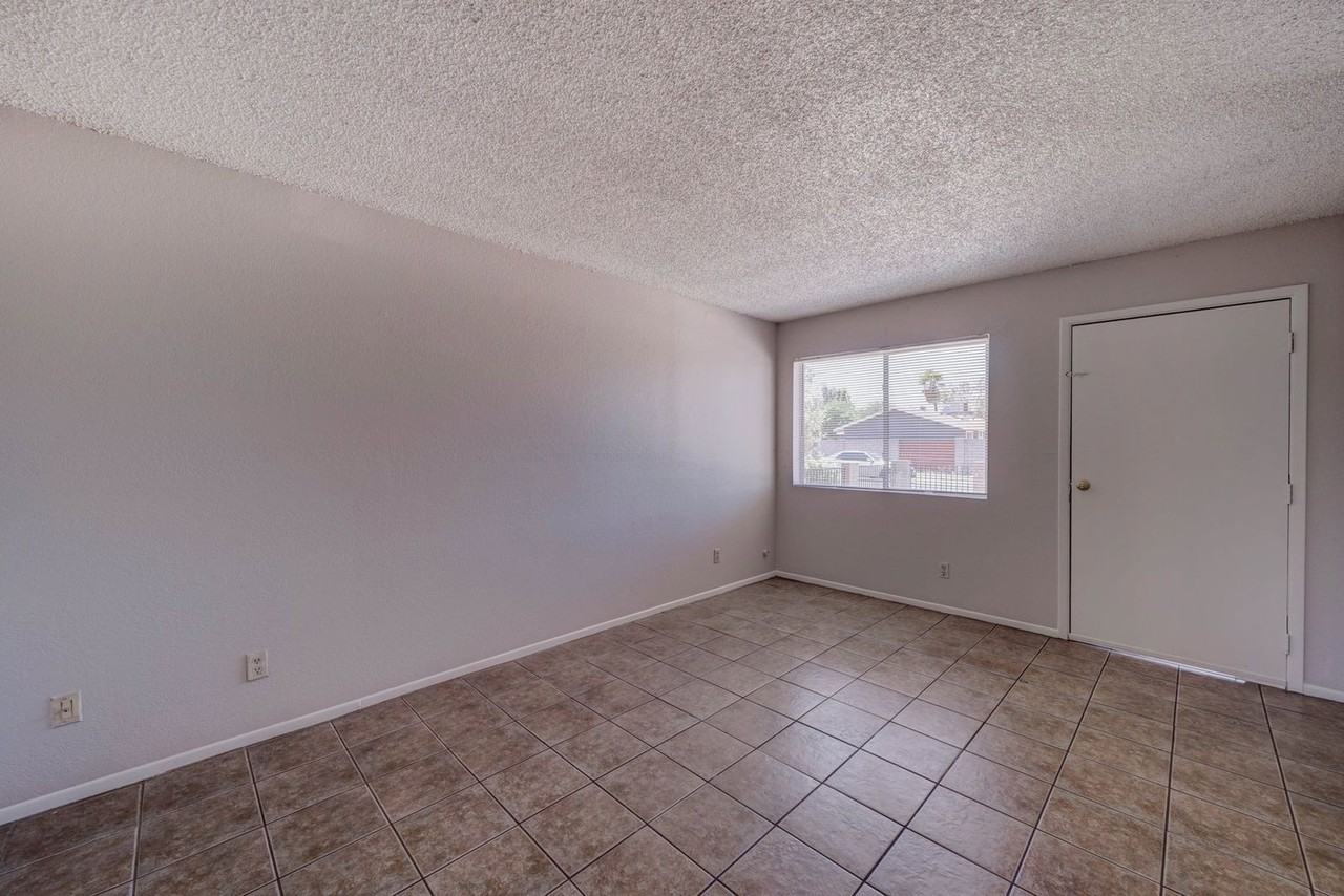 371 N Williams St - Photo 6 of 26