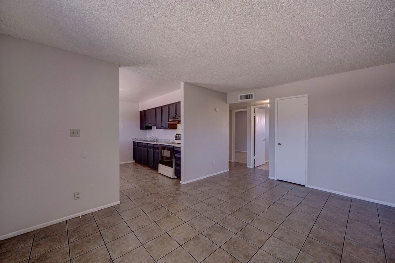 371 N Williams St - Photo 7 of 26