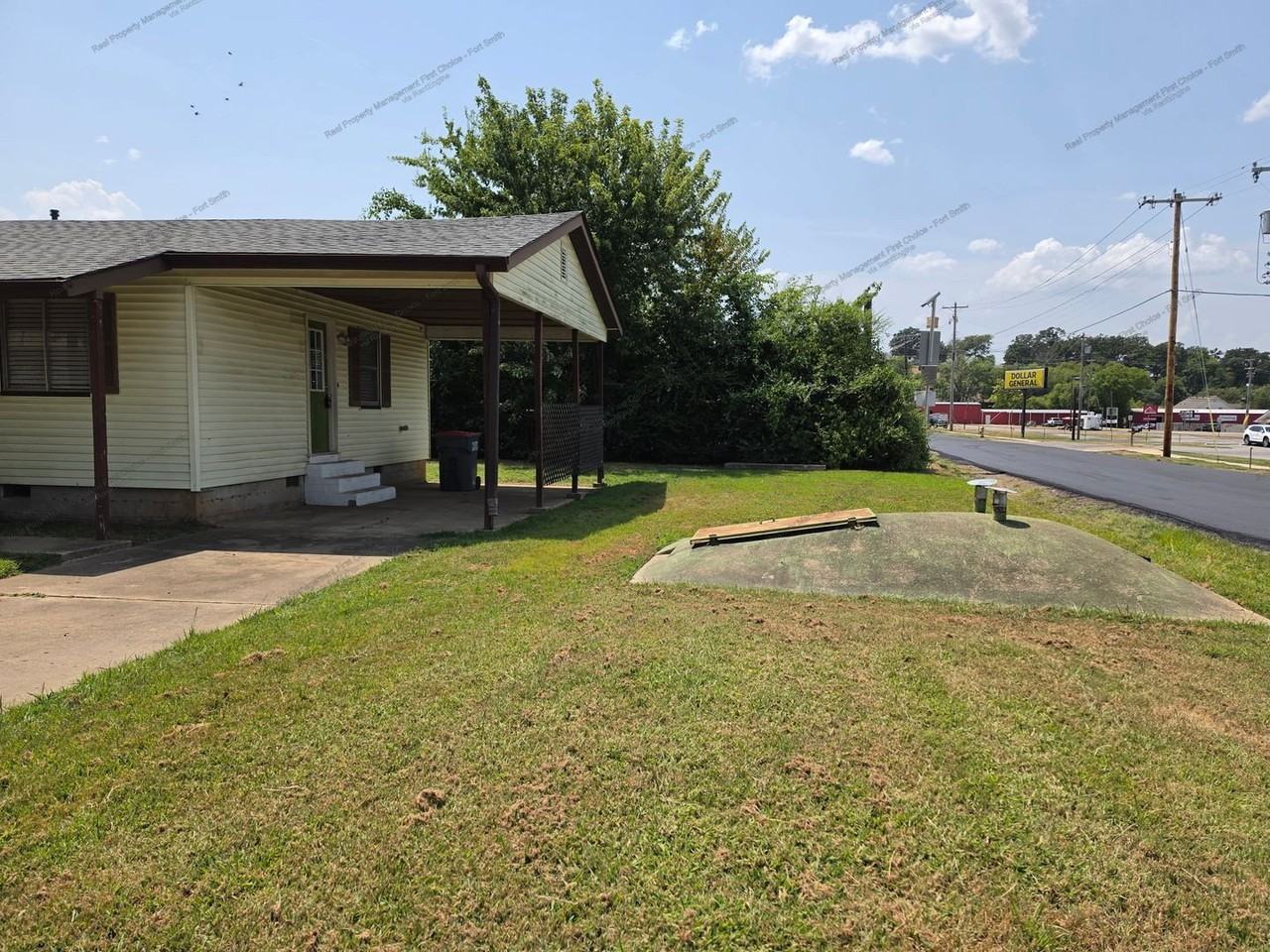 825 Harrell St - Photo 2 of 11