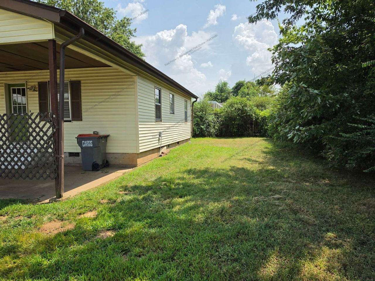 825 Harrell St - Photo 3 of 11