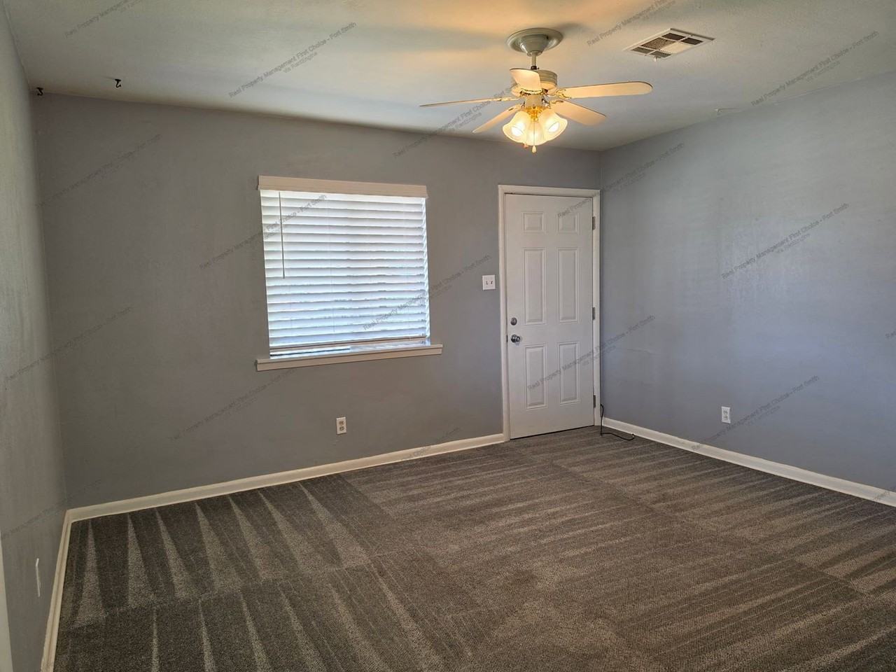825 Harrell St - Photo 4 of 11