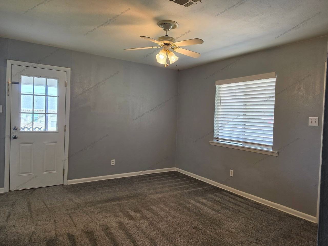 825 Harrell St - Photo 5 of 11