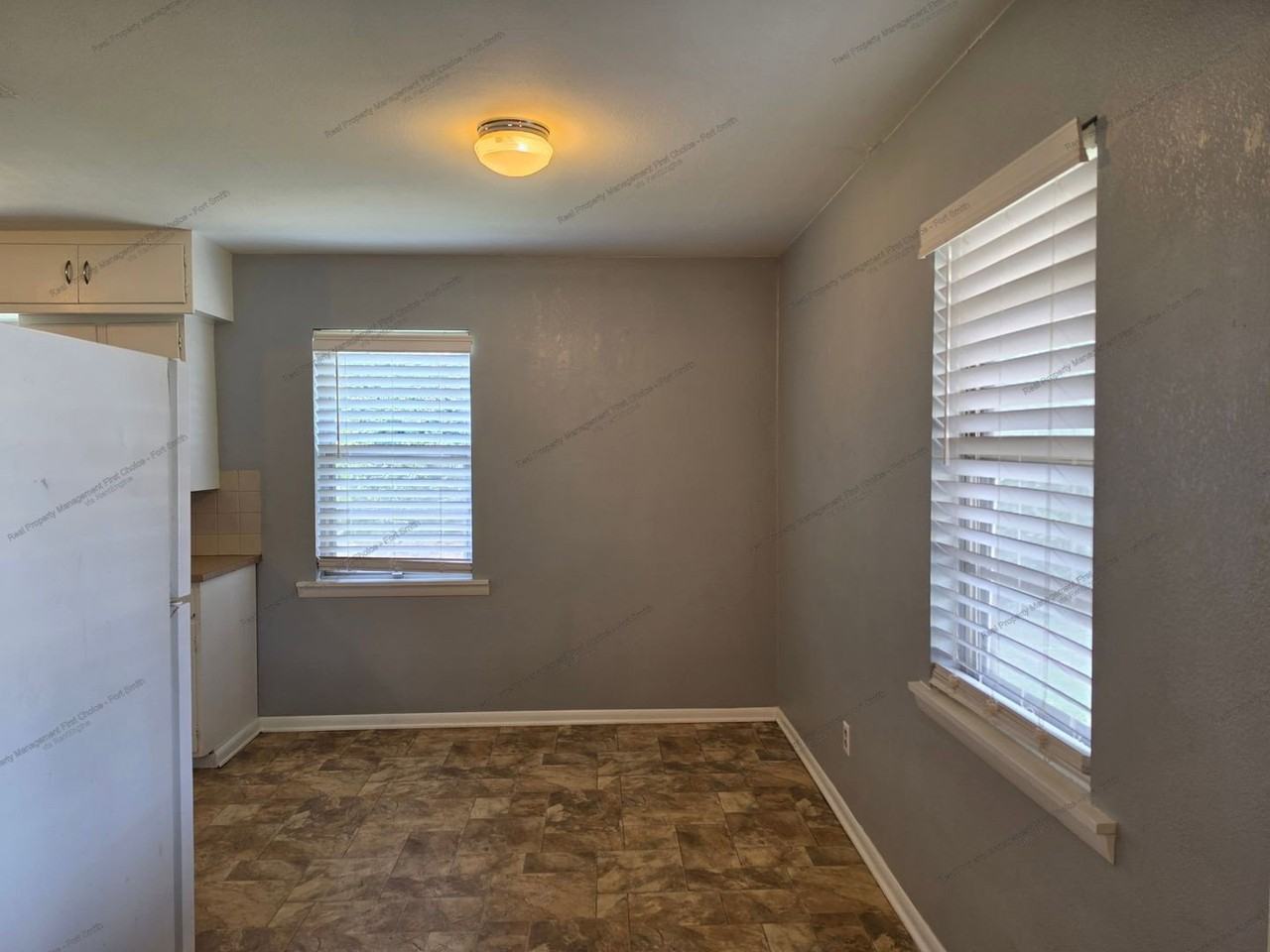 825 Harrell St - Photo 6 of 11