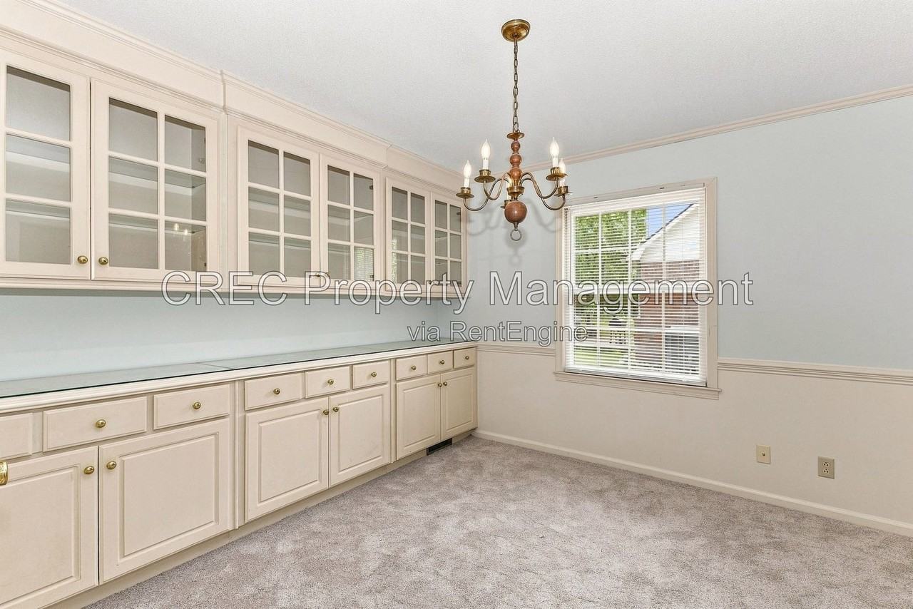 321 Shaftesbury Ln - Photo 2 of 38