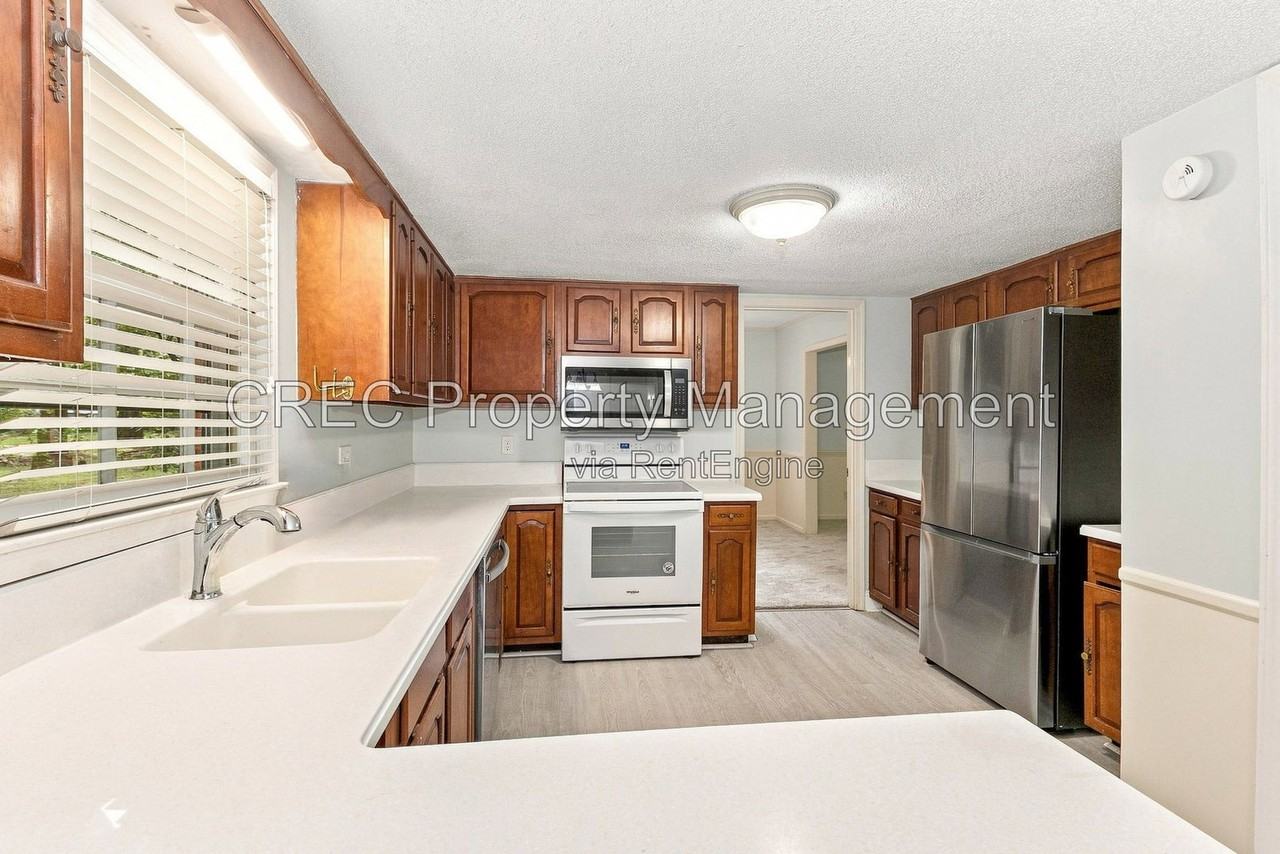 321 Shaftesbury Ln - Photo 7 of 38