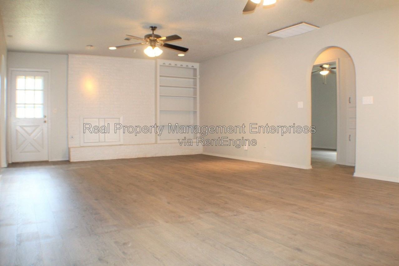 10904 N Florida Ave - Photo 3 of 15