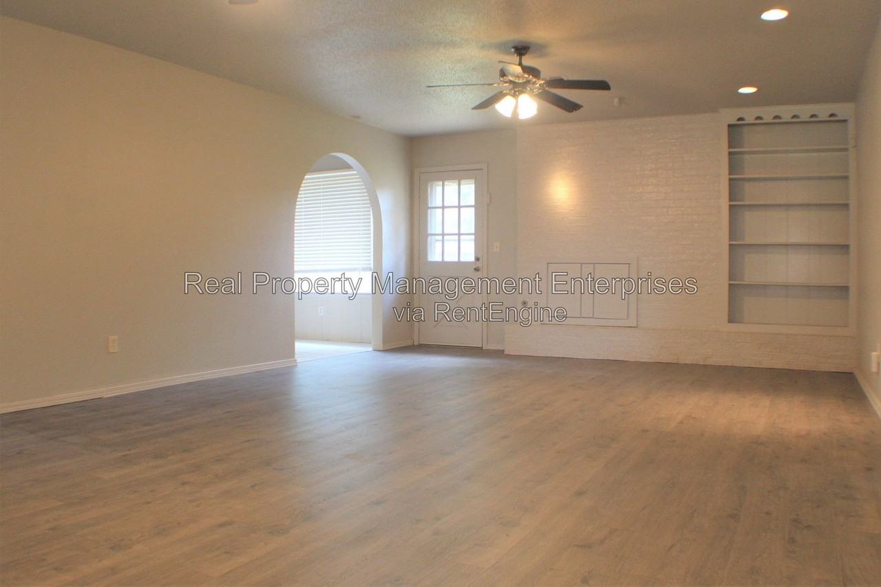 10904 N Florida Ave - Photo 4 of 15