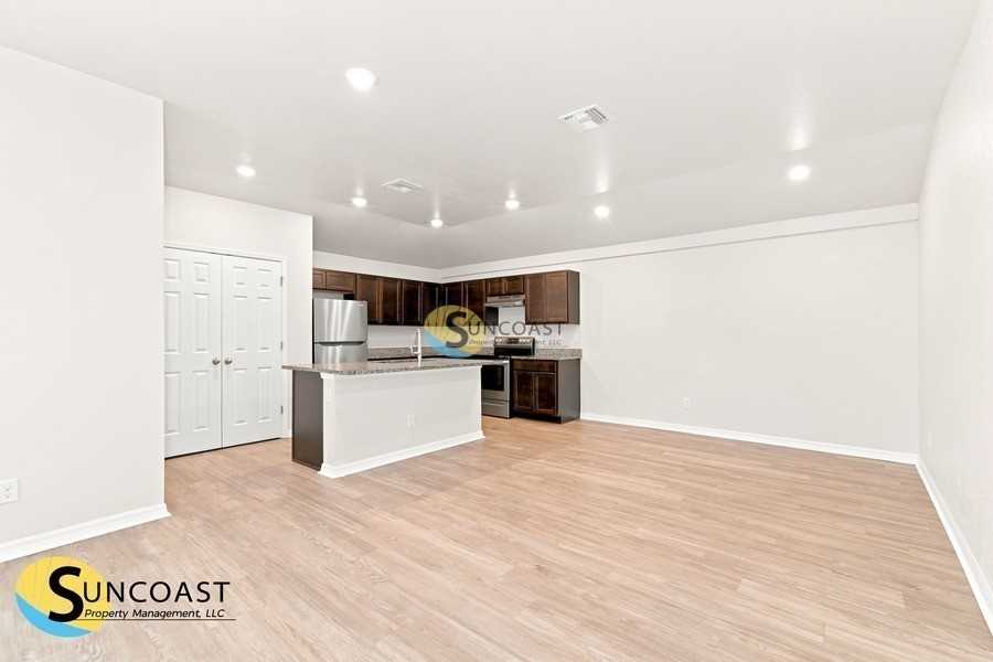 374 Urbana St - Photo 5 of 23