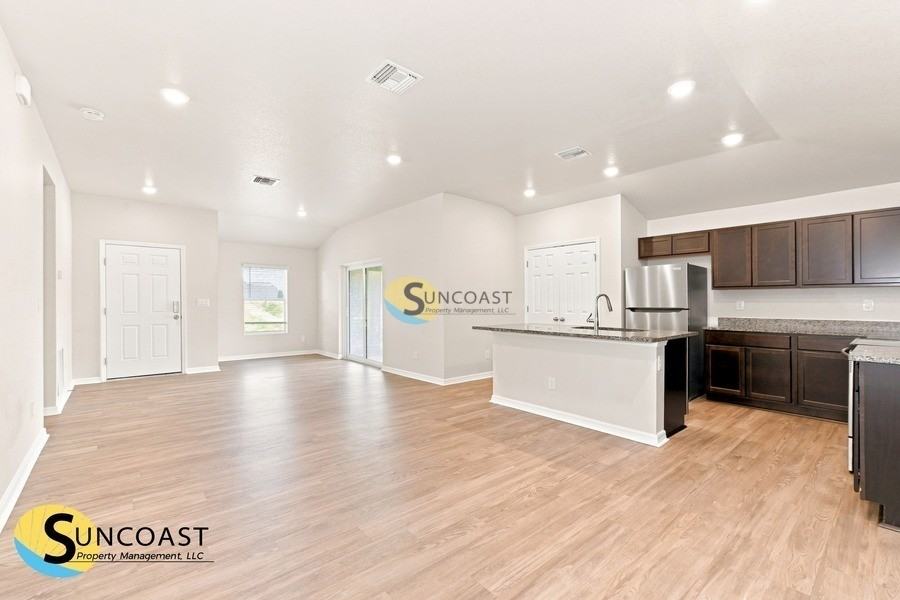 374 Urbana St - Photo 2 of 23