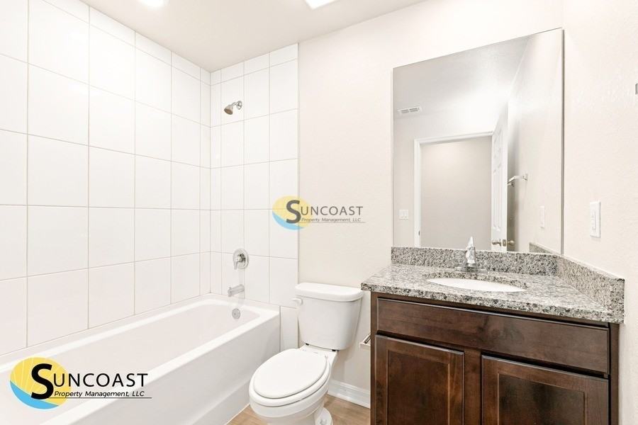 374 Urbana St - Photo 7 of 23