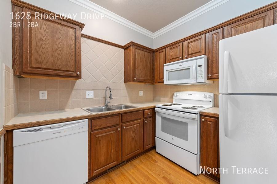 1628 Ridgeway Dr - Photo 2 of 26