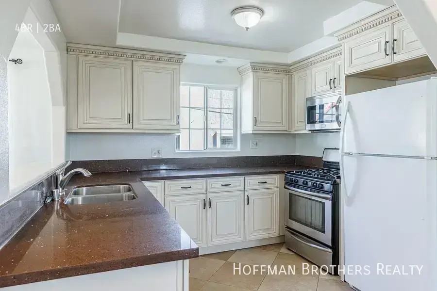 1552 S Cochran Ave - Photo 3 of 12