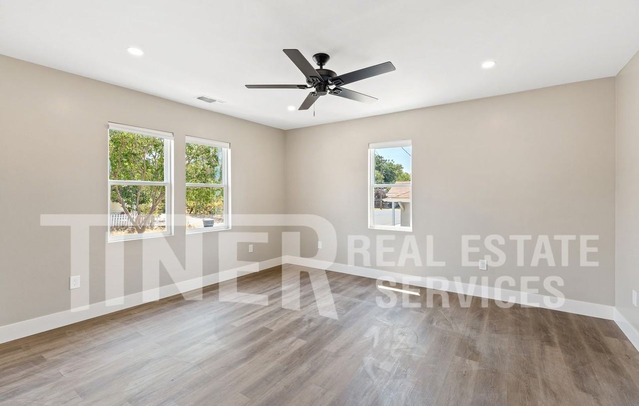 1006 Oakland Ave - Photo 2 of 19